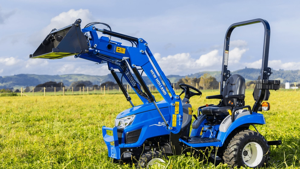 Boomer_25CTractor_Loader_Compressed